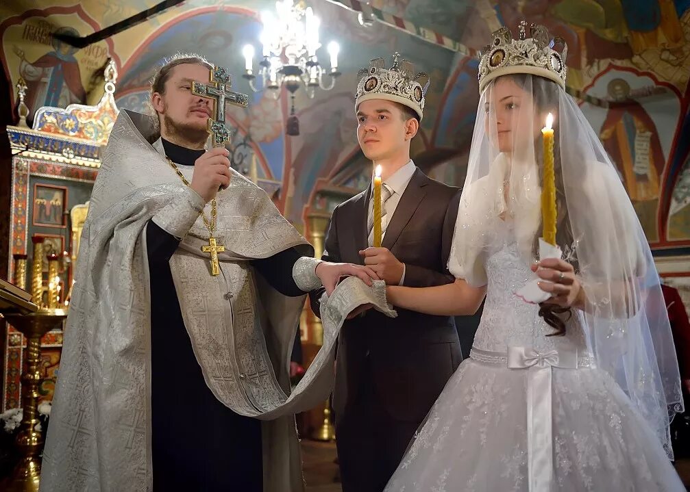 Обряд венчания в православной церкви. Таинство венчания в православии. Жених и невеста венчание. В 16 лет брак можно ли