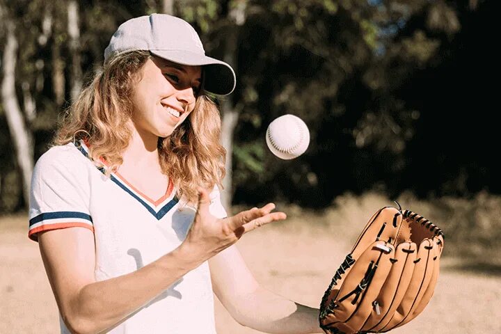Девушки бейсбол. Бейсбол девушки. Девушка играет в Бейсбол. Девушки в Софтболе. Фотосессия девушки с бейсбольным мячом.