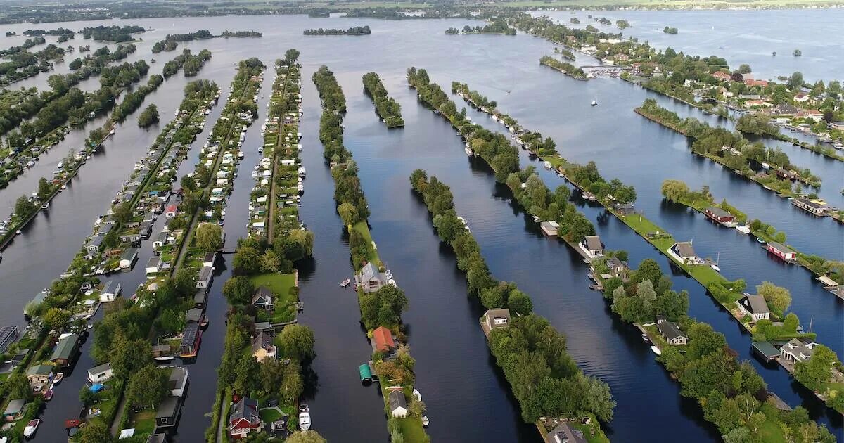 People live on islands. Деревня Лосдрехт Нидерланды. Острова озера Лосдрехт. Нидерланды.. Нидерланды,винкевенское озеро!. Scheendijk острова Нидерланды.