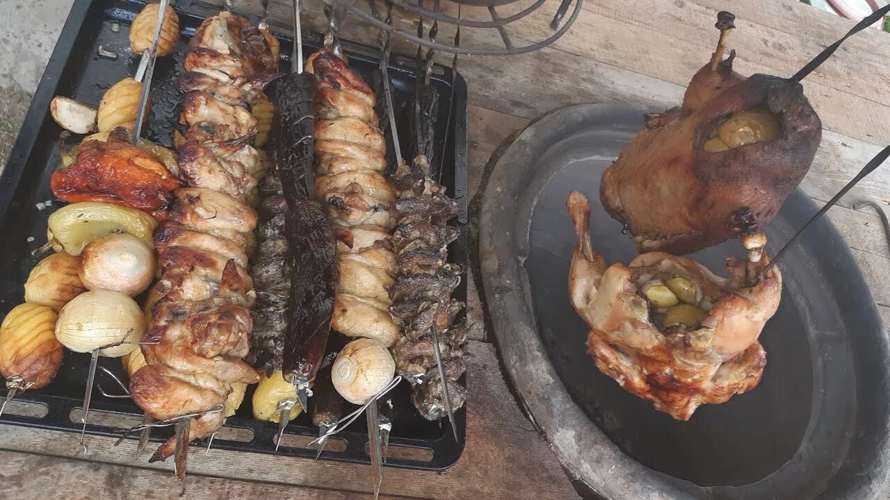 Утка в тандыре целиком с яблоками. Утка в тандыре кусками. Блюда из гуся в духовке. Утка в тандыре целиком. Утка фаршированная яблоками.