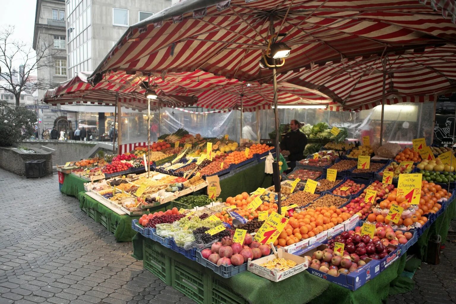 Прилавок на улице. Фрукты на рынке. Витрина овощи и фрукты на рынке. Овощной прилавок на рынке. Овощные витрины на рынке.