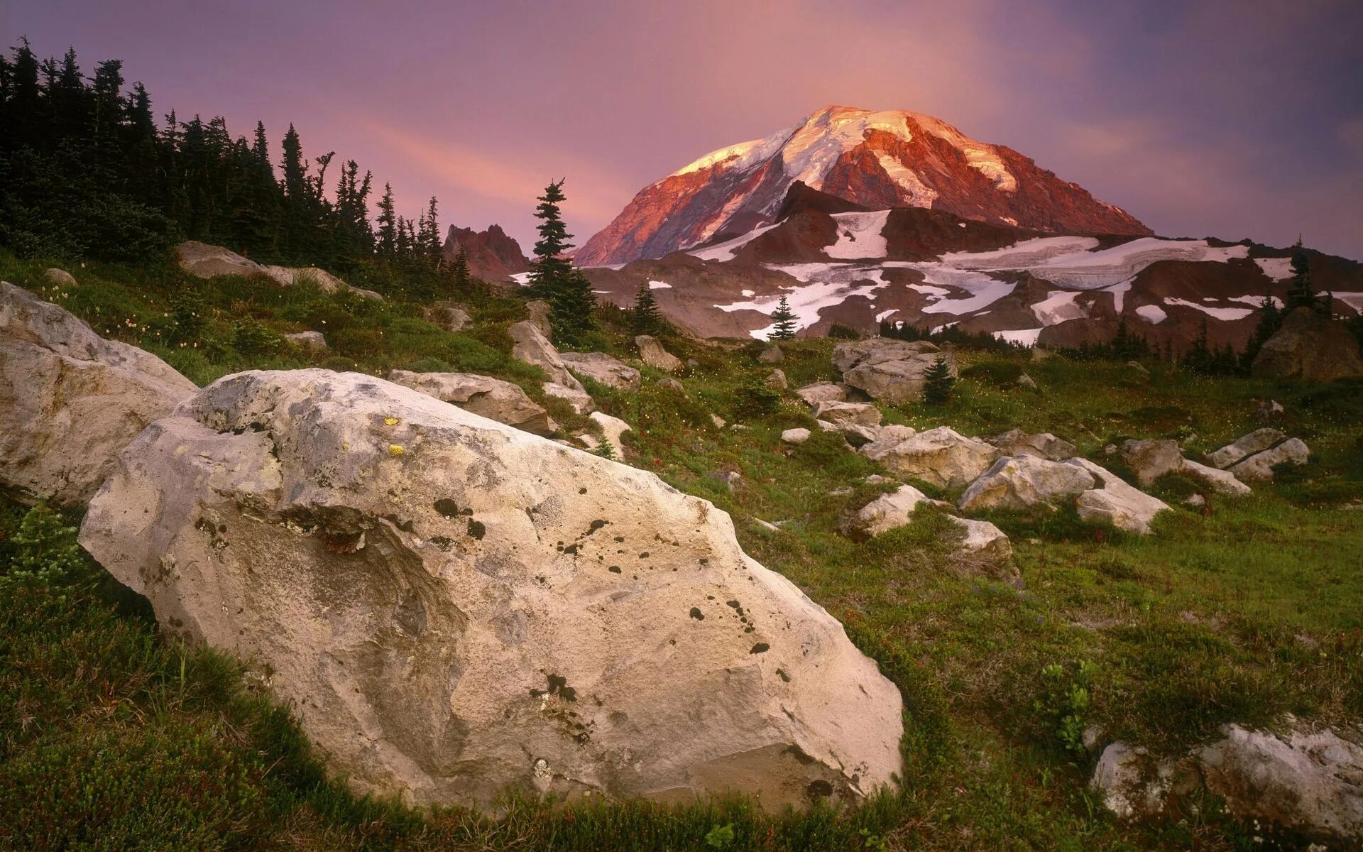 Горы полукругом. Вулкан Рейнир. Mount Rainier National Park гора.. Камни в горах. Валуны в горах.