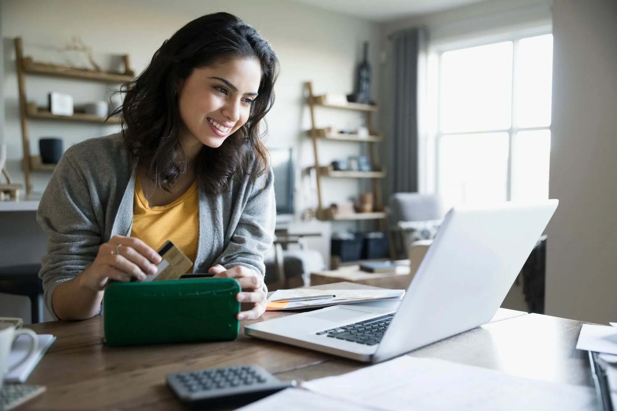 She is used to working. Woman with credit Card. Ноутбук в кредит. Работа женщина деньги. Женщина кредит.