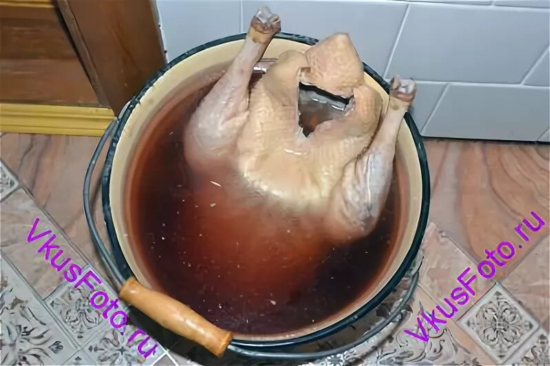 Рецепты замаринования гуся. Сколько нужно соли чтобы замочить гуся. Гусь в рассоле для запекания. Тузлук для гуся перед запеканием. Сколько нужно соли чтобы замочить гуся.