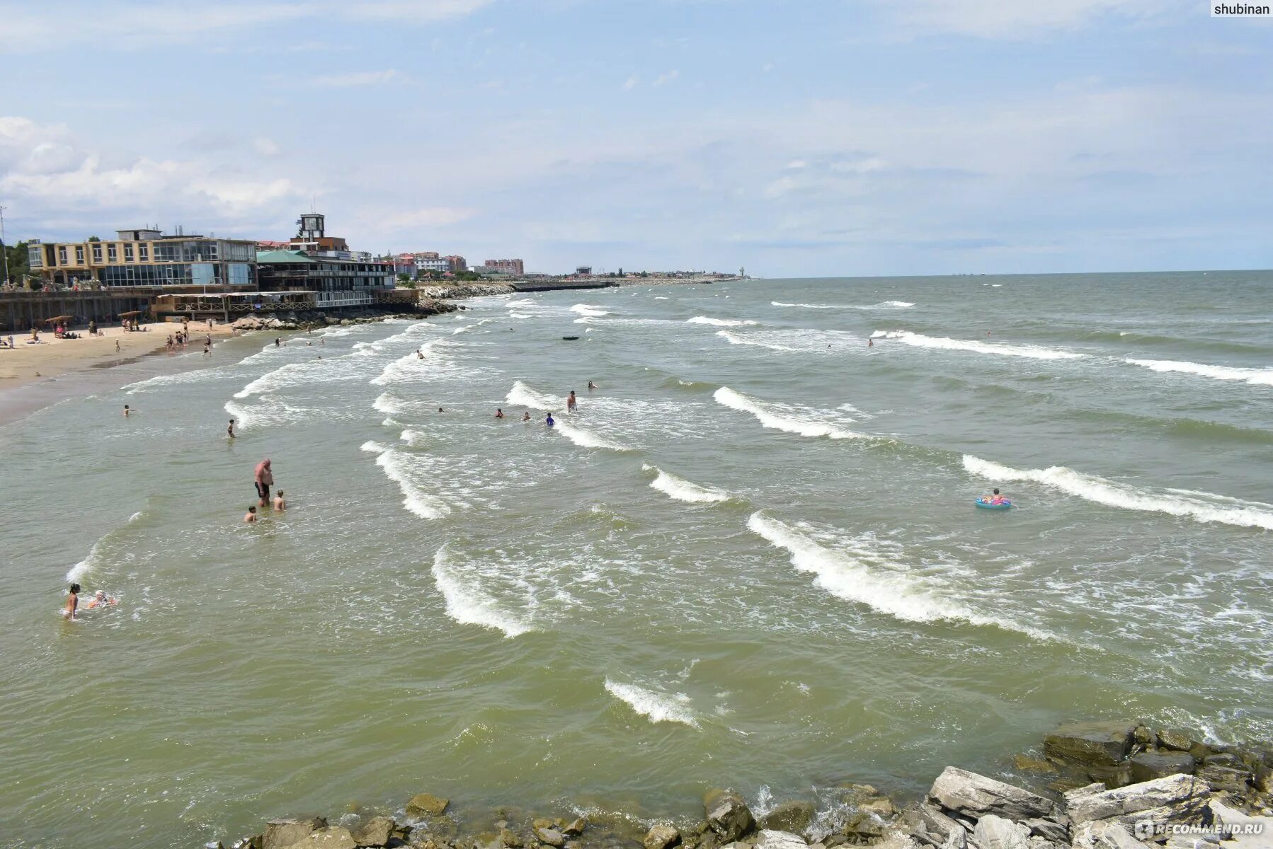 Тур в дагестан на каспийском море. Каспийское море Каспийск. Дагестан Махачкала Каспийское море. Каспийское море Махачкала пляж. Каспийское море Каспийск санаторий Дагестан.