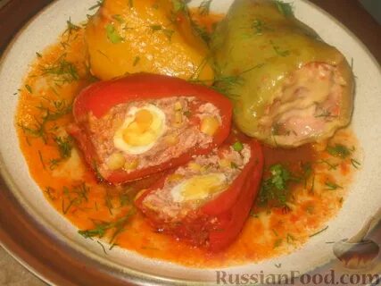 Перец фаршированный мясом с сметанном соусе