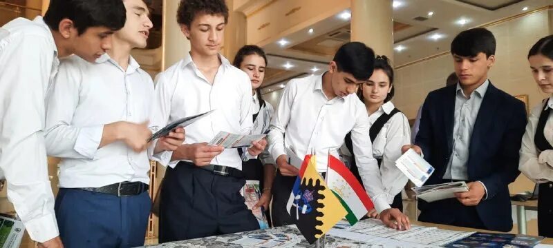 Сотрудник международного отдела. Менеджер. Персонал организации. Экономист вузы. Отдел международных отношений.