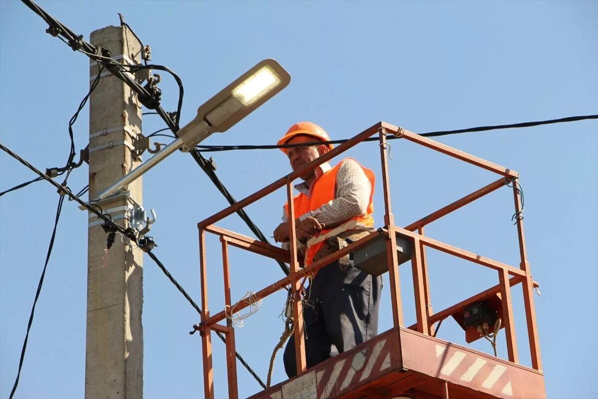 Схема подключения садовых светильников. Монтаж светильников уличного освещения. Установка уличных. Ростгорсвет ростов-на-дону. Монтаж светильников наружного освещения.