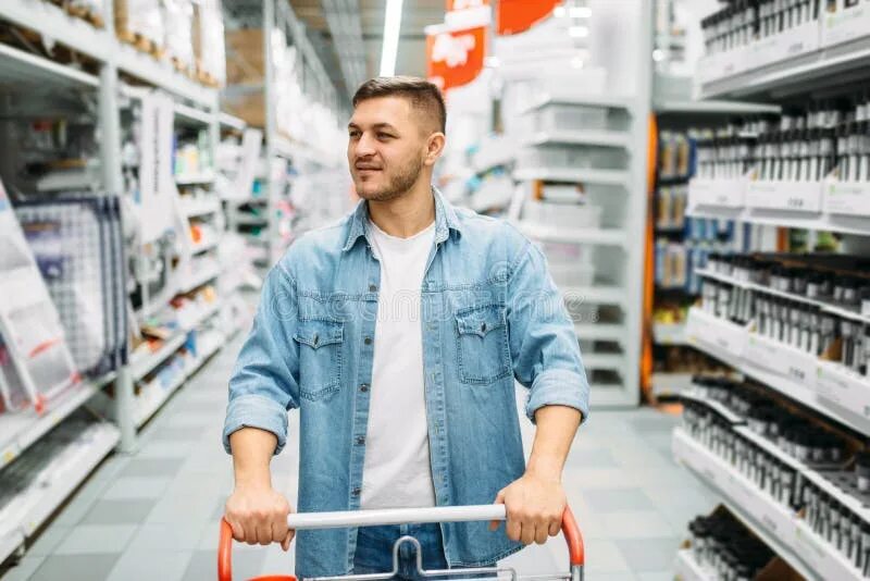 Парень в магазине. Мужчина в строительном магазине. Мужчина в магазине. Мужчина на рынке.