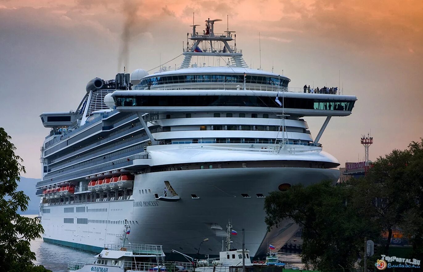 Диамонд принцесс круизный лайнер. Круизный лайнер принцесса даймонд. Лайнер бриллиантовая принцесса в порту владивостока. Бриллиантовый лайнер. Бриллиантовый лайнер.