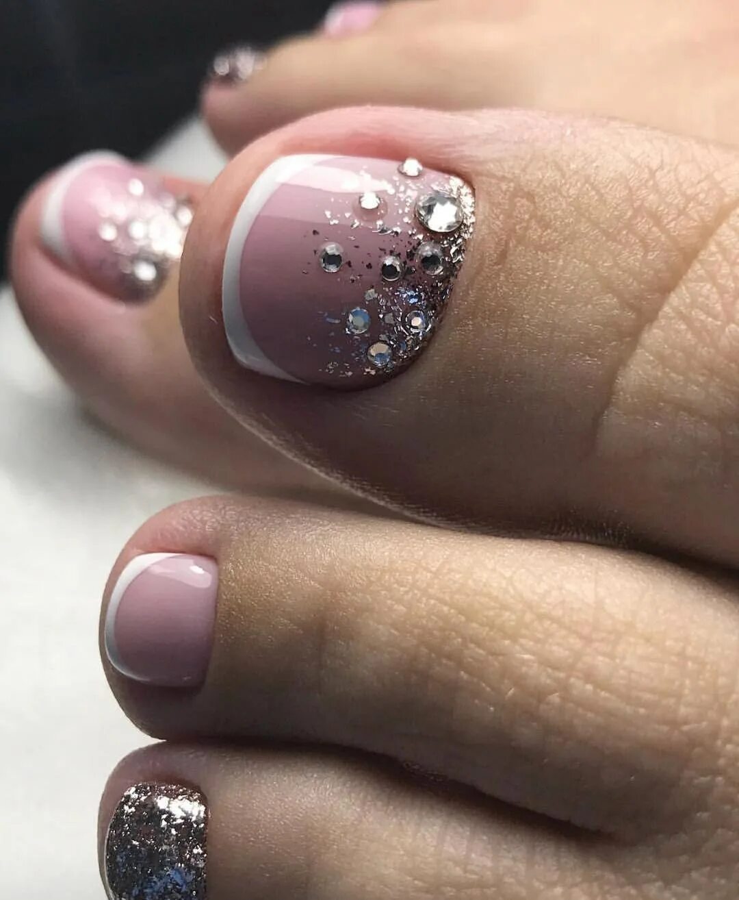 Педикюр френч с блестками. Педикюр френч блестящий. Педикюр розовый с блестками. Красивый педикюр с блестками. Педикюр розовый с блестками.