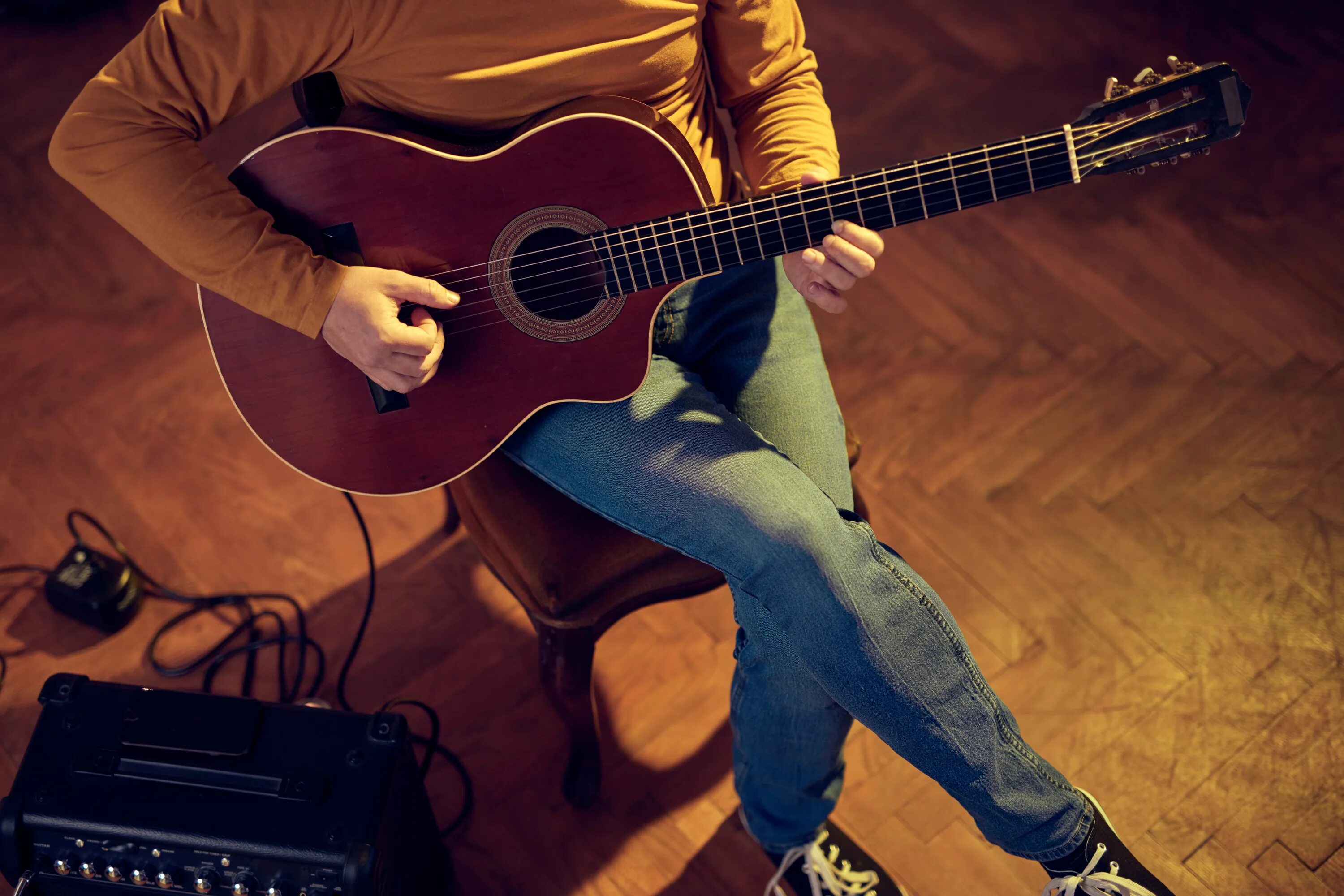 Acoustic guitar. Гитарный лист. Электрогитара в руках музыканта. 12 струнная классическая гитара. Гитарное соло.