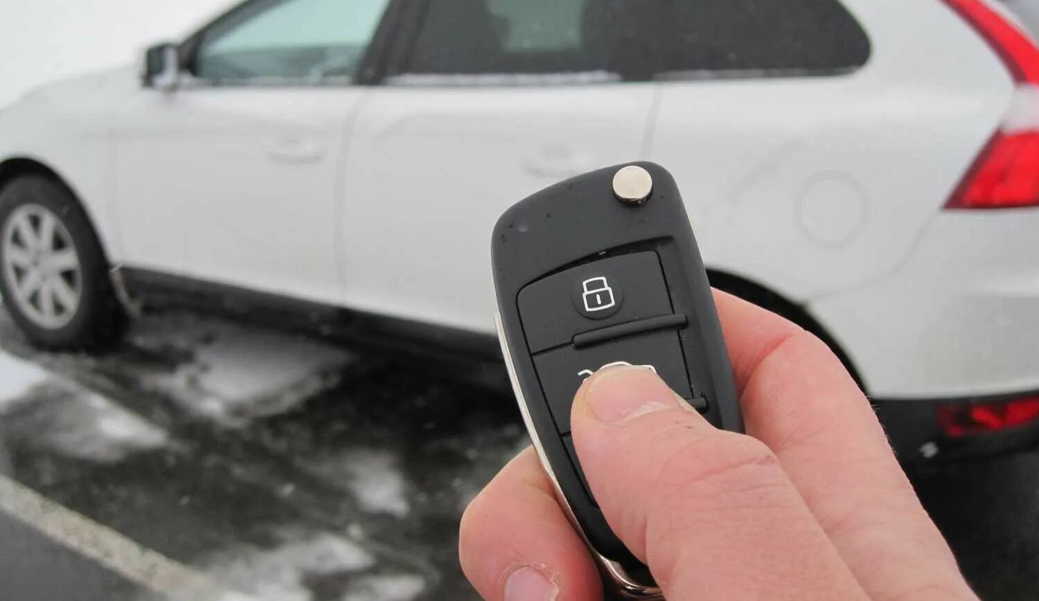 Как открыть машину на сигнализации. Сигнализация на автомобиль. автозапуск на автомобиль. автомобильный ключ с сигнализацией. брелок сигнализации автомобиля.