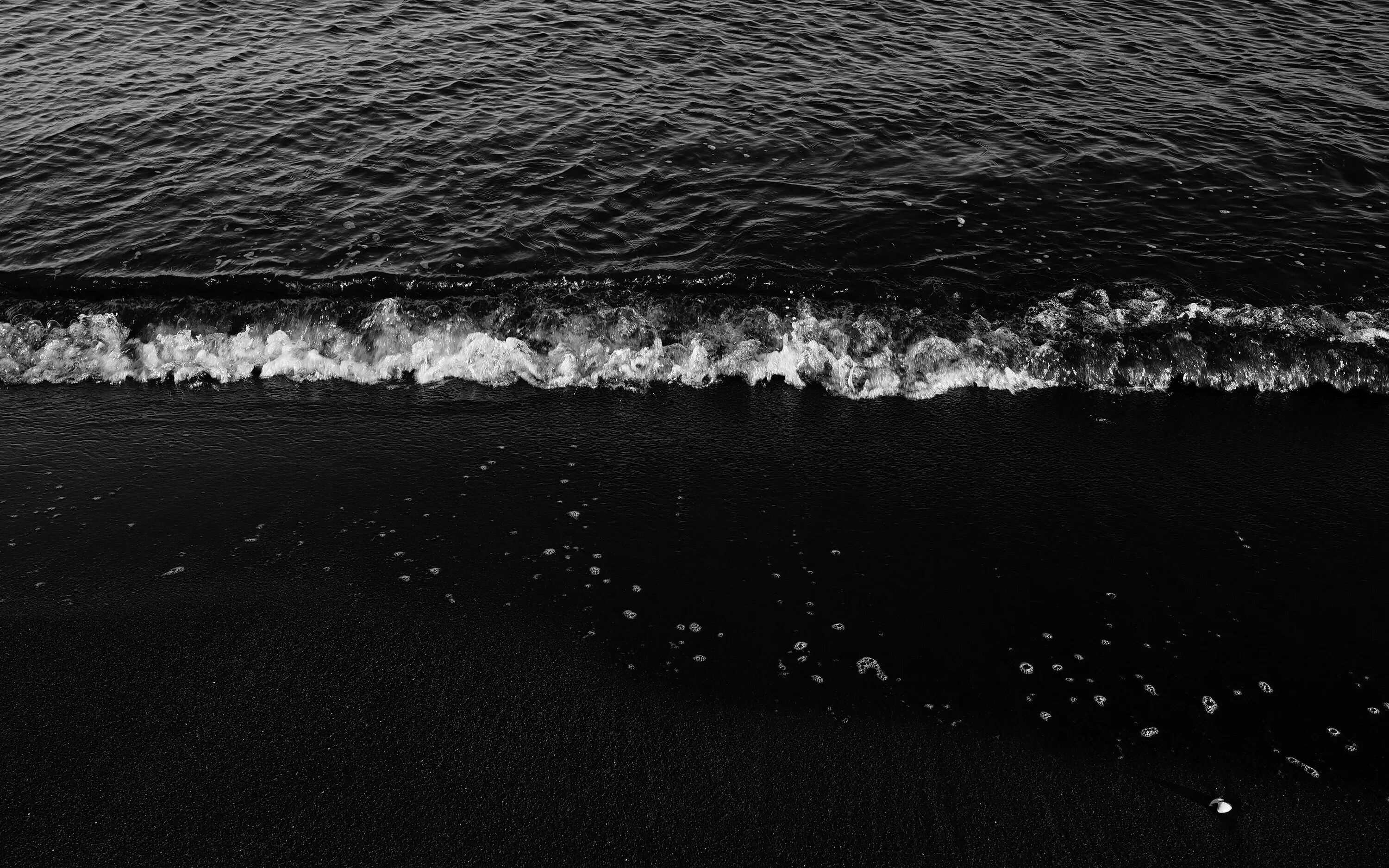 Черная вода далеко. Черная вода. Черный океан. Черные волны. Черно белые волны.