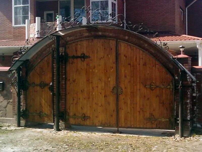 Ворота усадьбы богатого старообрядца. Деревянные ворота с калиткой. Гаражные ворота обшитые деревом. Ворота деревянные распашные. Деревянные ворота под старину.