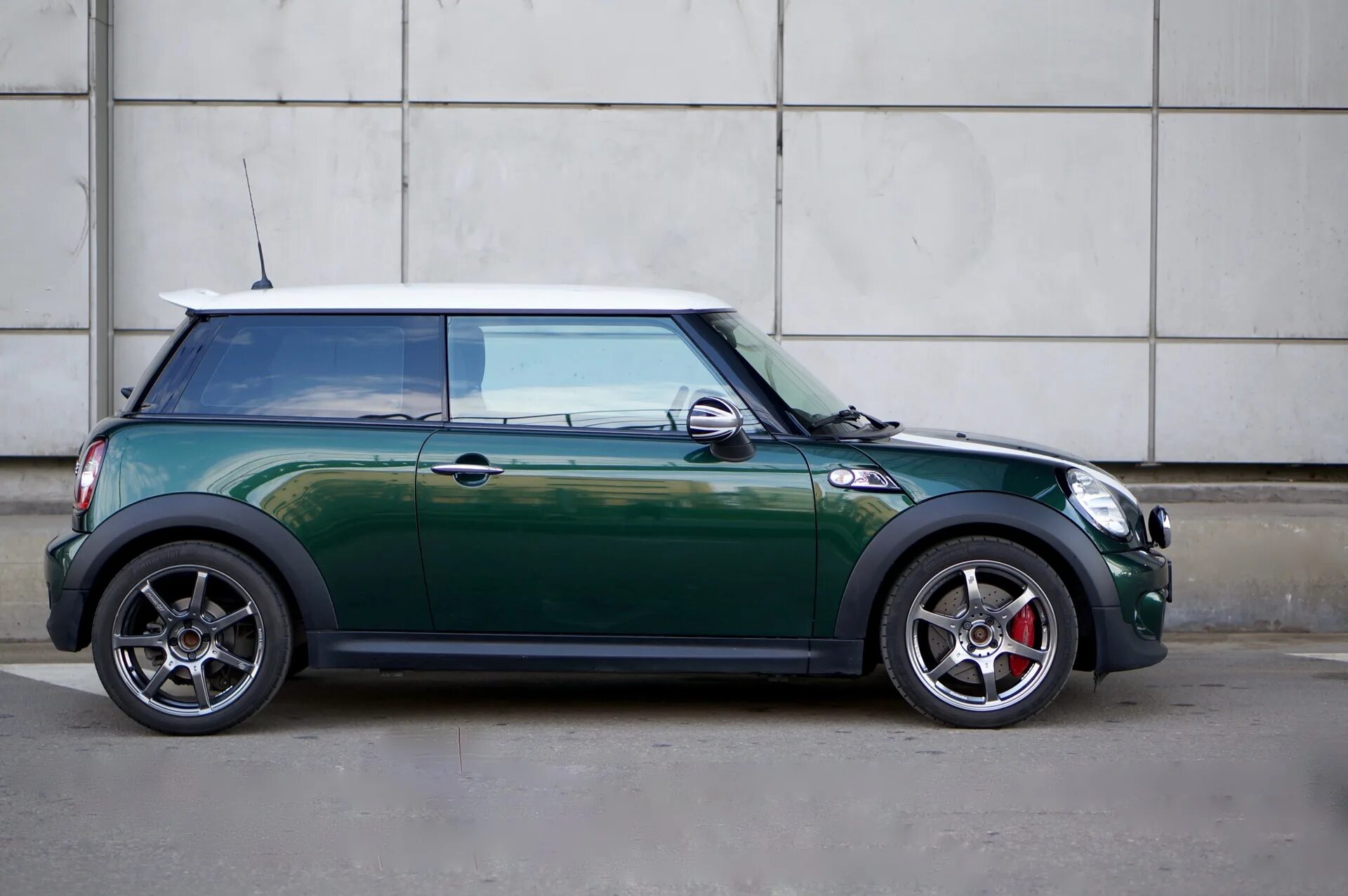 Диски mini cooper. Mini Cooper s r56 зеленый. Mini Cooper r56. Мини Купер r55 JCW. Mini Cooper s r56 VISSOL.