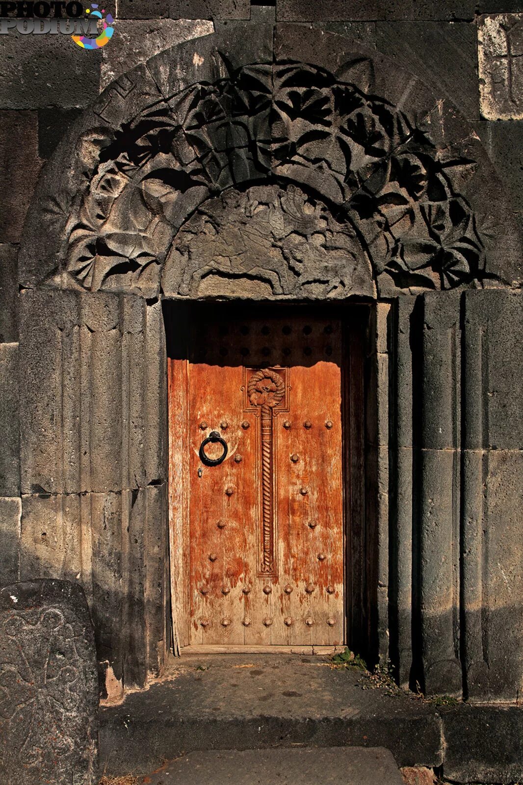 Откройте дверь руин. Дверь в армянской церкви. Двери в храм. Армянские церковные двери. Церковные двери.