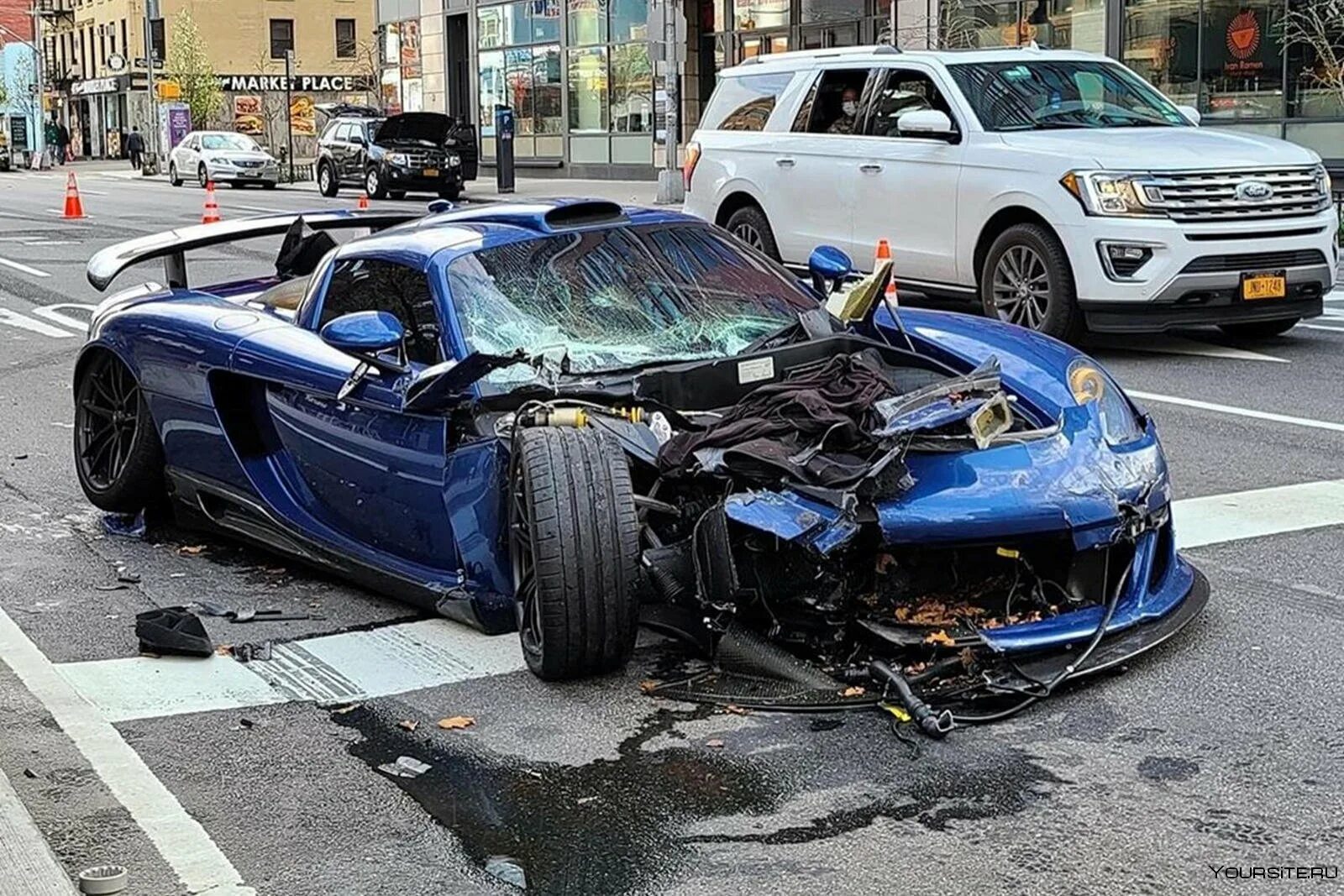 Разбили новую машину. Porsche Carrera gt пол Уокер. Porsche Carrera gt Paul Walker. Porsche Carrera gt авария. Porsche Carrera gt wrecked.