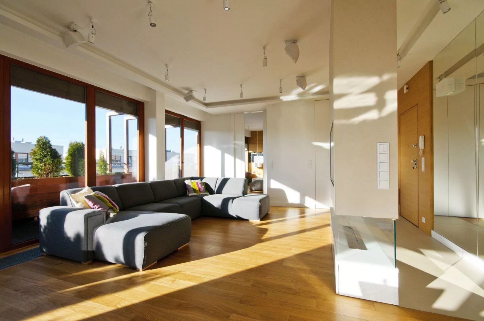 Рассвет над деревней. Дом наполненный солнцем. Солнечный света в интерьере. Уютная солнечная комната. Эко домики.