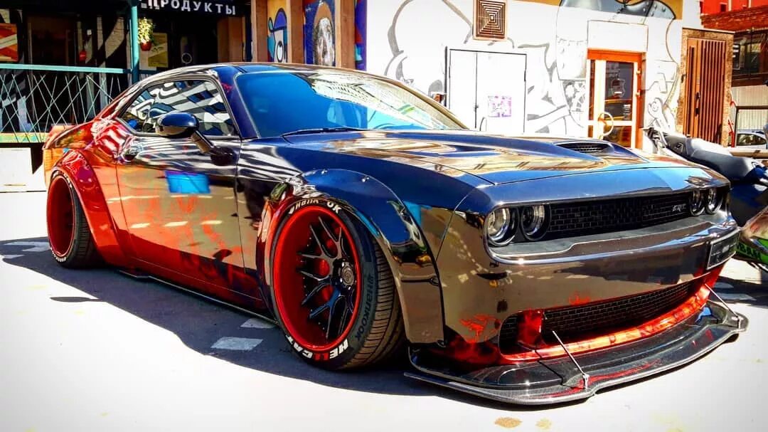 Dodge tuning. Тюнинговые Додж Челленджер. Dodge Challenger тюнингованный. Додж Челленджер тюнингованный. Тюнинтованный Додж челенжер.