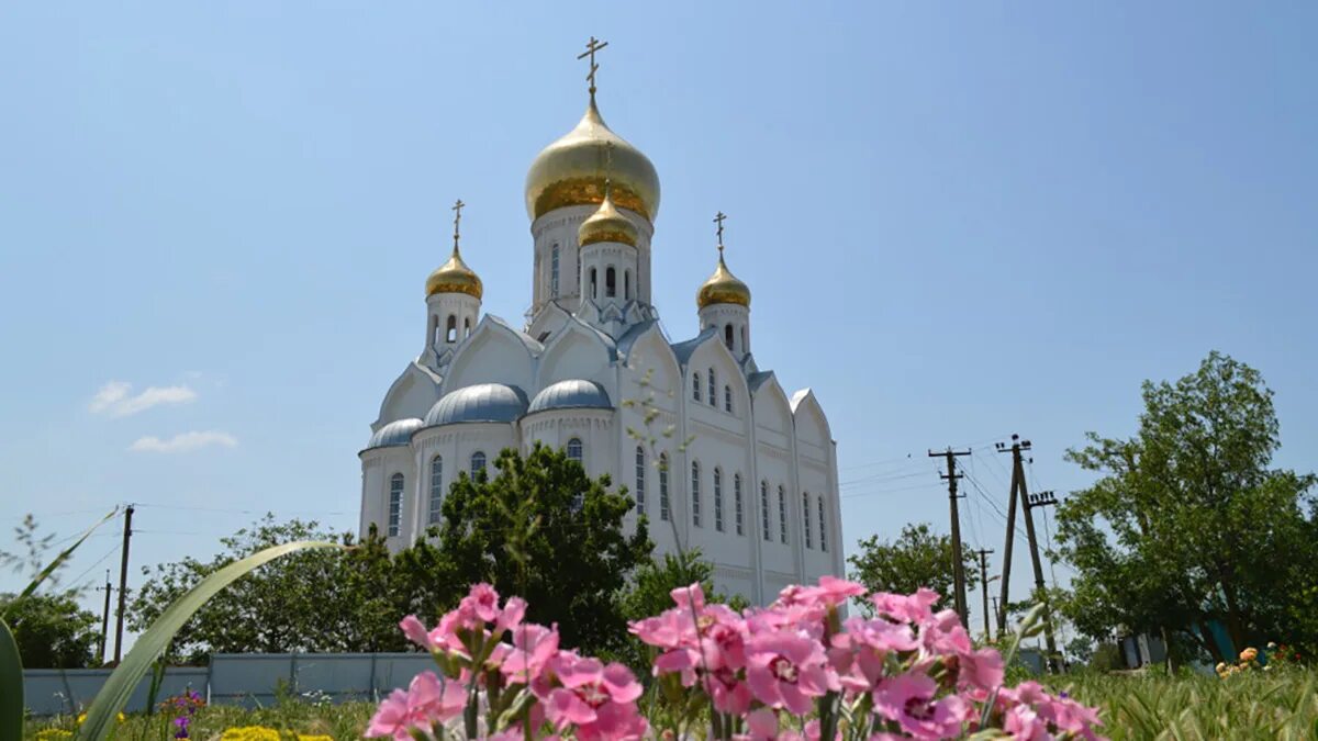 Приазовский темрюкский. Храм в поселке приазовский. Поселок приазовский. Приазовский темрюкский. Храм святой живоначальной троицы, посёлок приазовский.