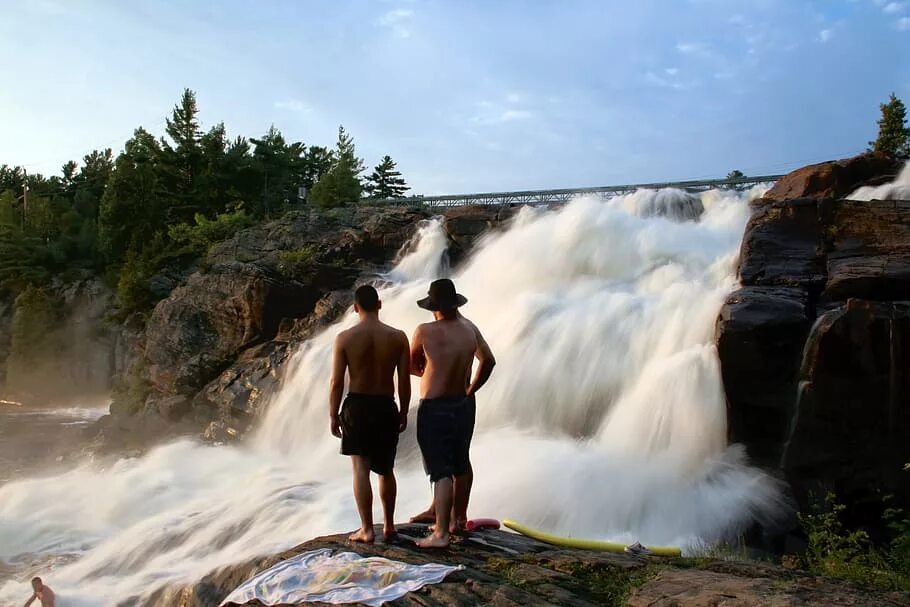 Мужик в ручье. Водопад и человек. Человек на фоне водопада. Человек под водопадом. Парень у водопада.