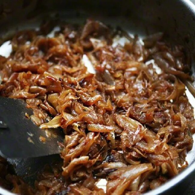 Сгоревший лук. Лук на сковородке. Жареный лук в муке. Лук на сковороде. Подгорел лук.