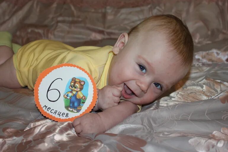 Через 5 6 месяцев с. 6 Месяцев мальчику. Полгодика. Полгодика малышу. Фотосессия на полгодика мальчику.