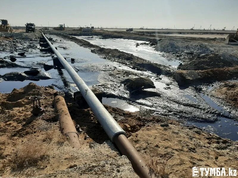 Трубопровод в лесу. Добывающие скважины. Самотлор александровское нефтепровод. Утечка нефтепровода. Прорыв нефтепровода.