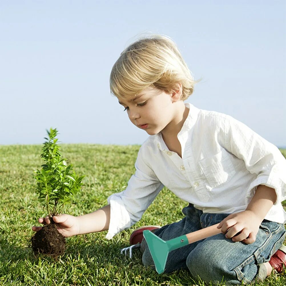 Дети сажают. Дети сажают деревья. Мальчик на природе. Сажание деревьев с детьми. Planting boy