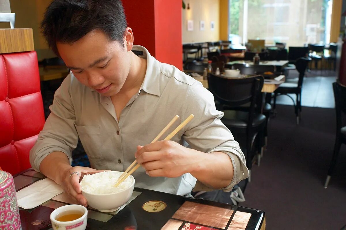 Китайцы едят палочками. Японцы едят рис. Японцы едят палочками. Китайцы едят рис палочками.