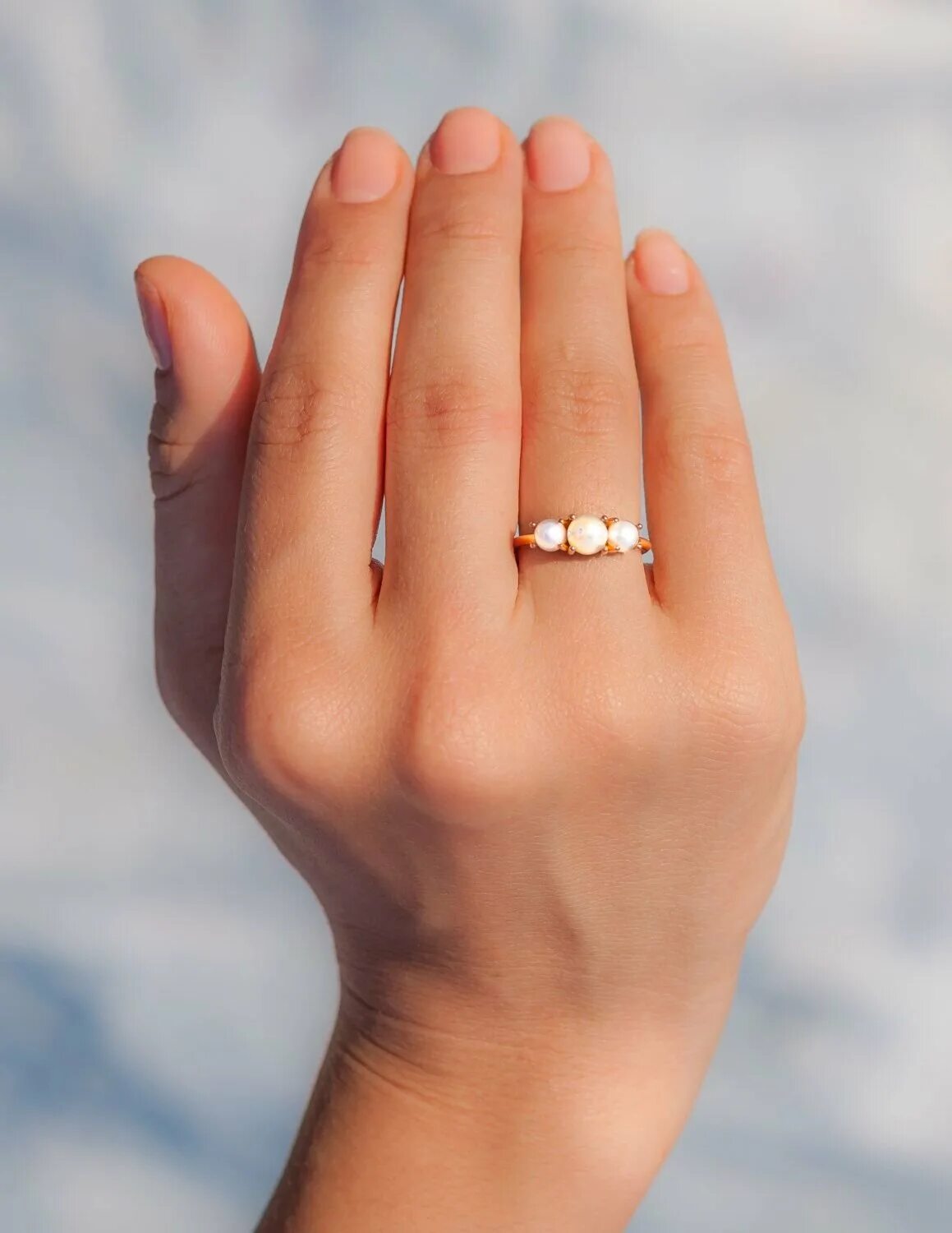 Кольцо на пальце. Обручальное кольцо на пальце. Rjkmewj YF gfkmw. Красивое кольцо на пальце. Кольцо на правом безымянном пальце у девушки