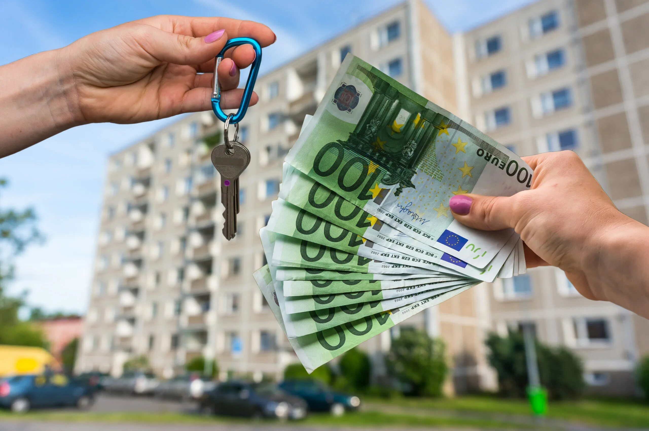 Как продавать квартиру получить деньги. Квартира деньги. срочный выкуп недвижимости. деньги и ключи от квартиры. деньги на фоне квартиры.