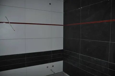 В ванной на плитке швы черные