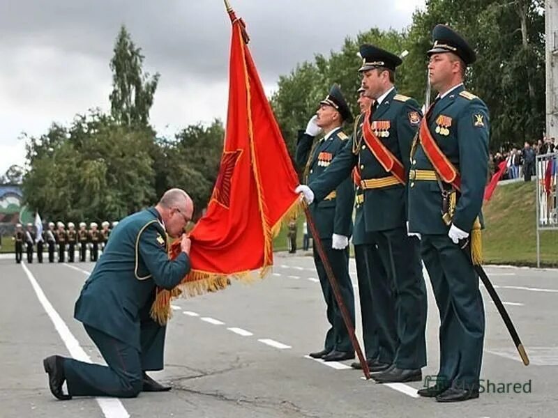 Генерал на плацу. Воинские традиции Вооруженных сил РФ. Боевое Знамя Вооруженных сил РФ. Боевые знамена Российской армии. Воинское Знамя.