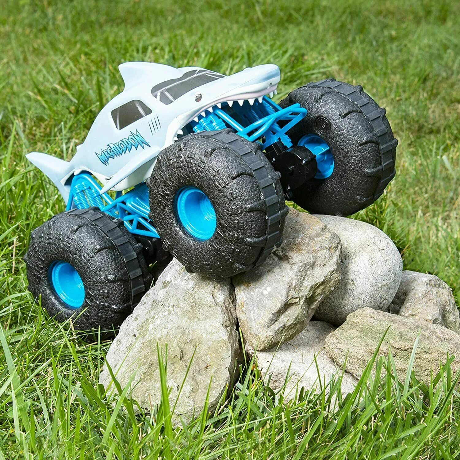 Монстр на радиоуправлении. Monster Jam машинки вездеход. Машинка МЕГАЛОДОН Monster Jam. Вездеход Monster Jam Megalodon. 6056227 Машинка Monster Jam Megalodon.