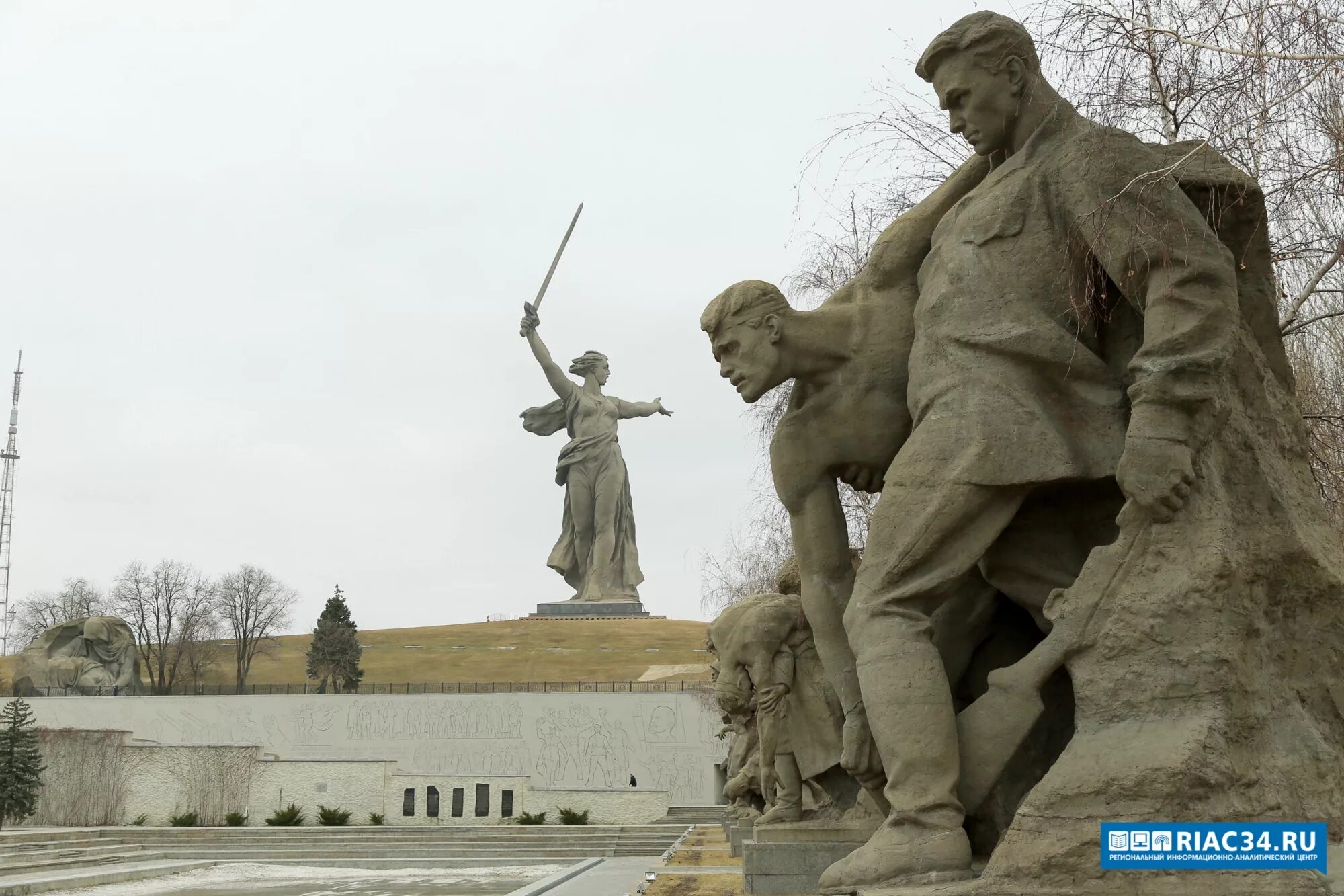 Защитники города сталинграда. Памятные знаки на Мамаевом Кургане. Площадь героев на Мамаевом Кургане. Великий подвиг Сталинграда. Батурин защитник Сталинграда.