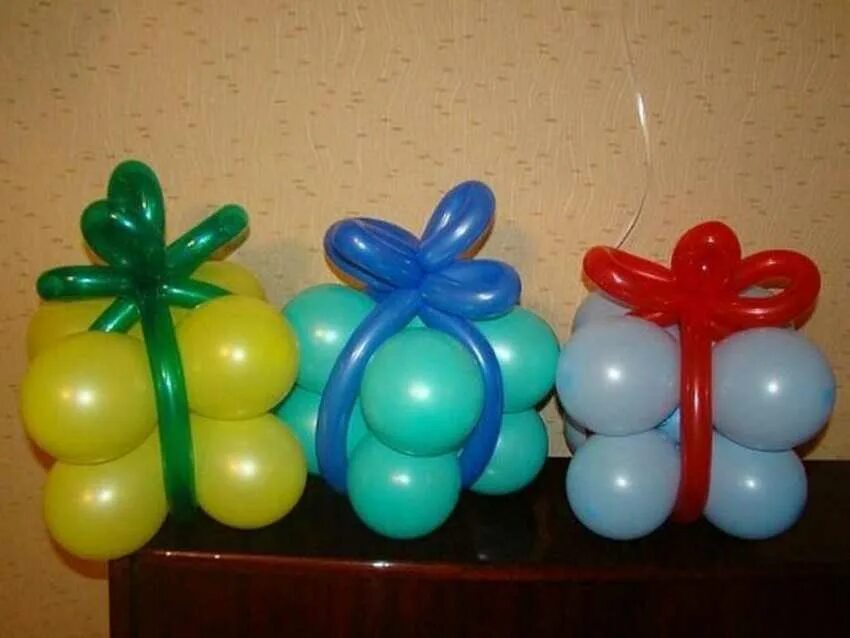 Сделать поделки из шаров. Фигуры из воздушных шаров. Подарок из шаров. Подарок из шариков. Игрушки из воздушных шаров.