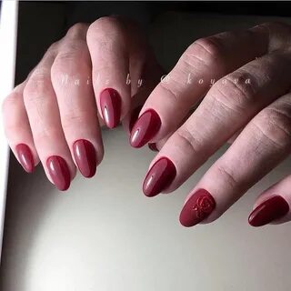 Бордовый овальный маникюр