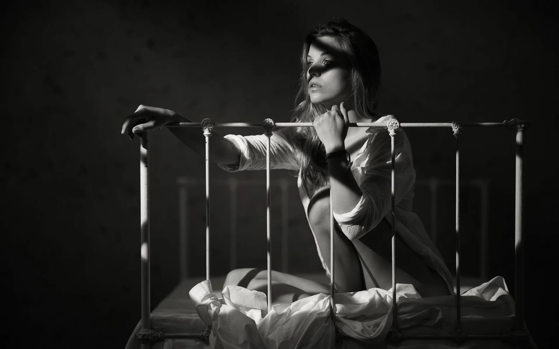 Люси лью агент картер. Красивая связанная девушка. Связанные девушки на столе. Связанные девушки на столе. Связанная женщина.