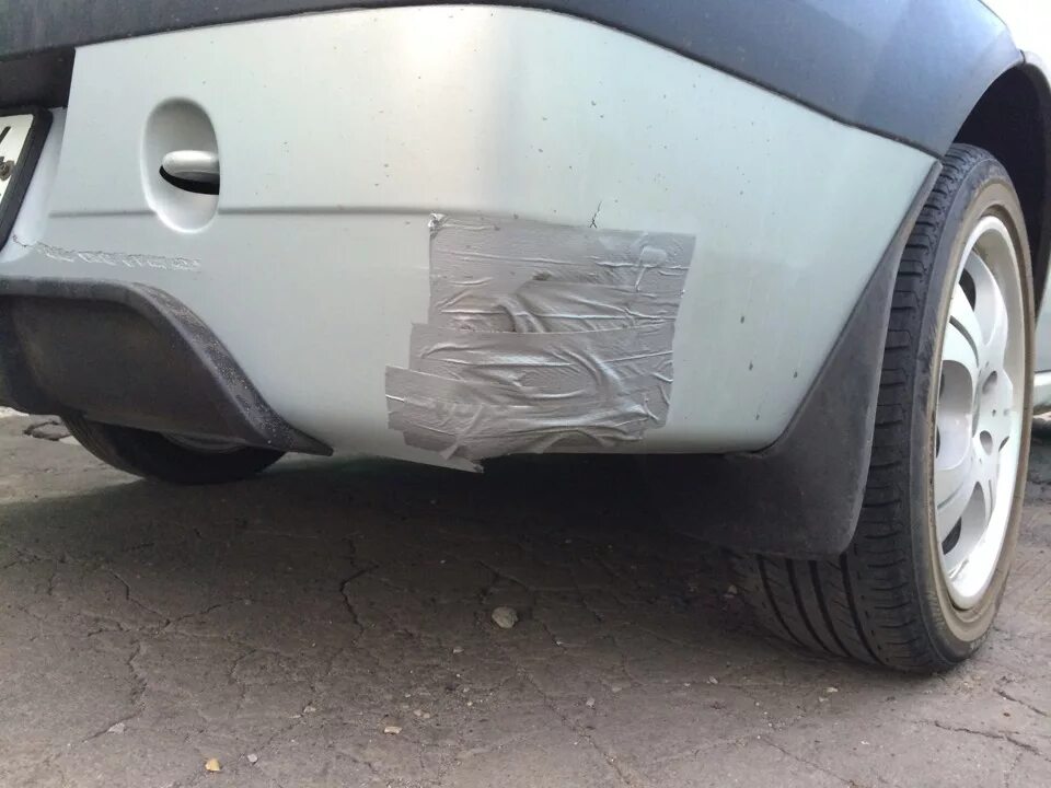 Склейка бампера. Пайка бампера автомобиля. Клей для заклейки бампера авто. Армирование бампера. Клейка бампера.