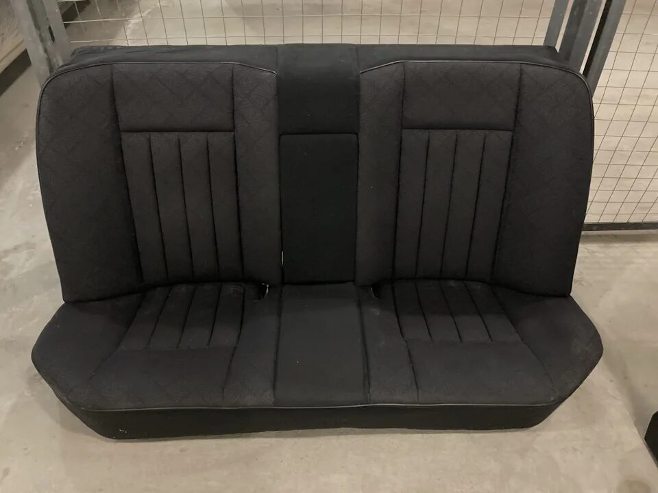 Авточехол w124. Кожаные сидения w124. Сидения мерседес w124 на 2109. Диван мерседес 124. Сидения 124.