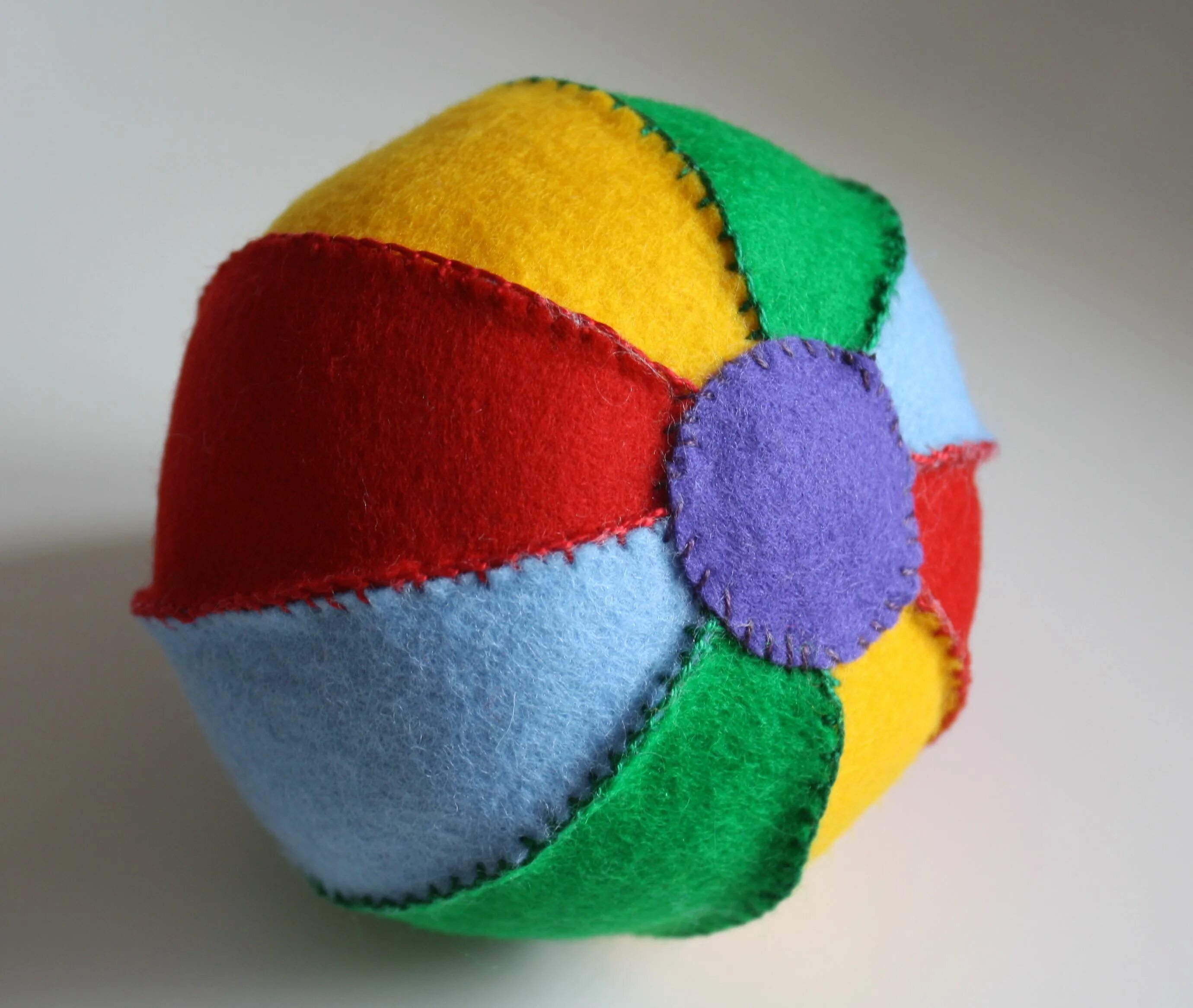 Как делают мячик. Мячи своими руками для детского сада. Поделка футбольный мяч. Мячик из ткани. Мячик из остатков пряжи.