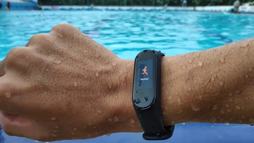 Xiaomi Band 4. Xiaomi mi Band. Xiaomi mi Band 5. Xiaomi mi Band 4 под водой. Смарт часы в воде