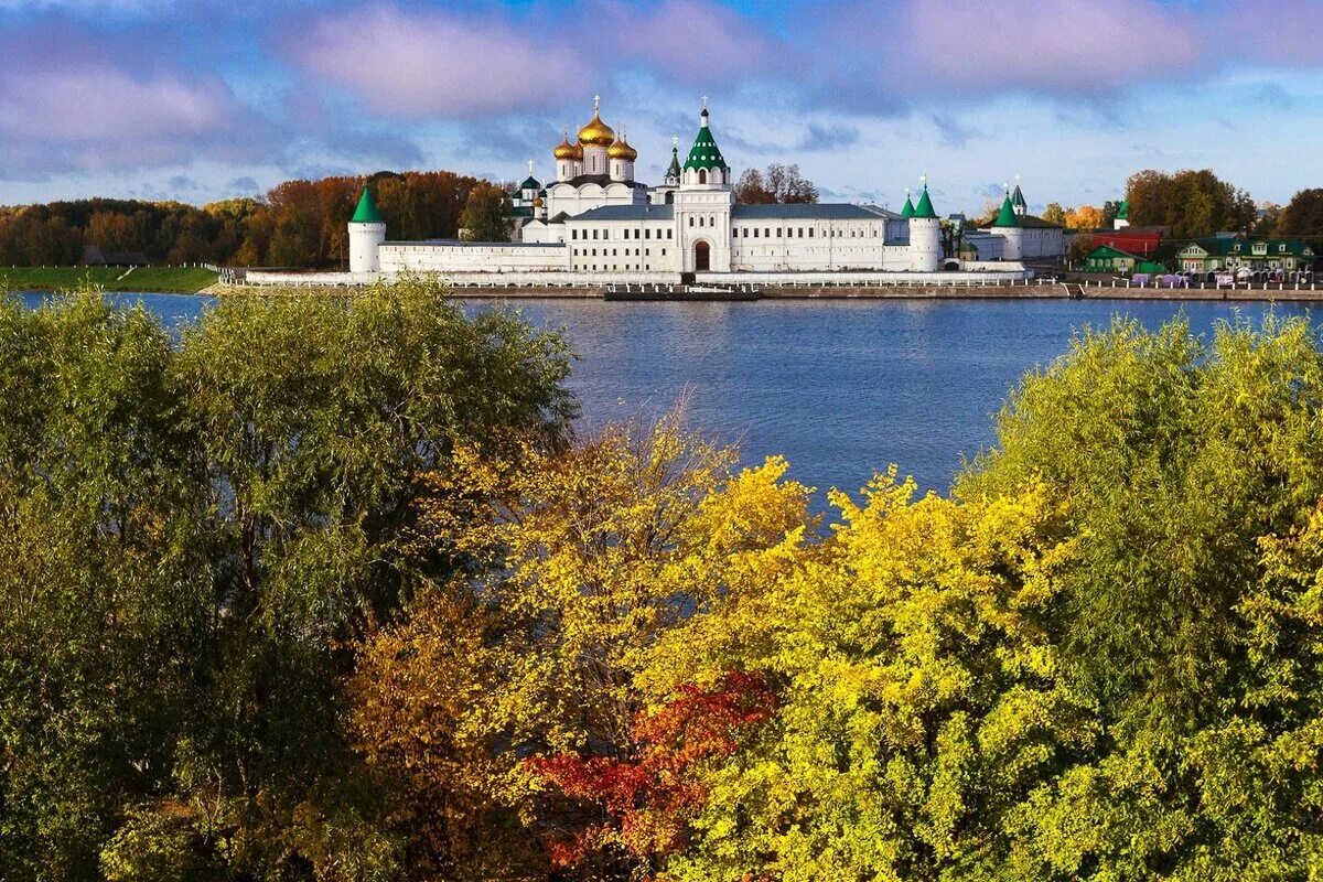 Ипатьевский монастырь Кострома с берега. Кострома Ярославль осень Ипатьевский монастырь. Кострома осень Ипатьевский. Ипатьевский монастырь на берегу Волги.