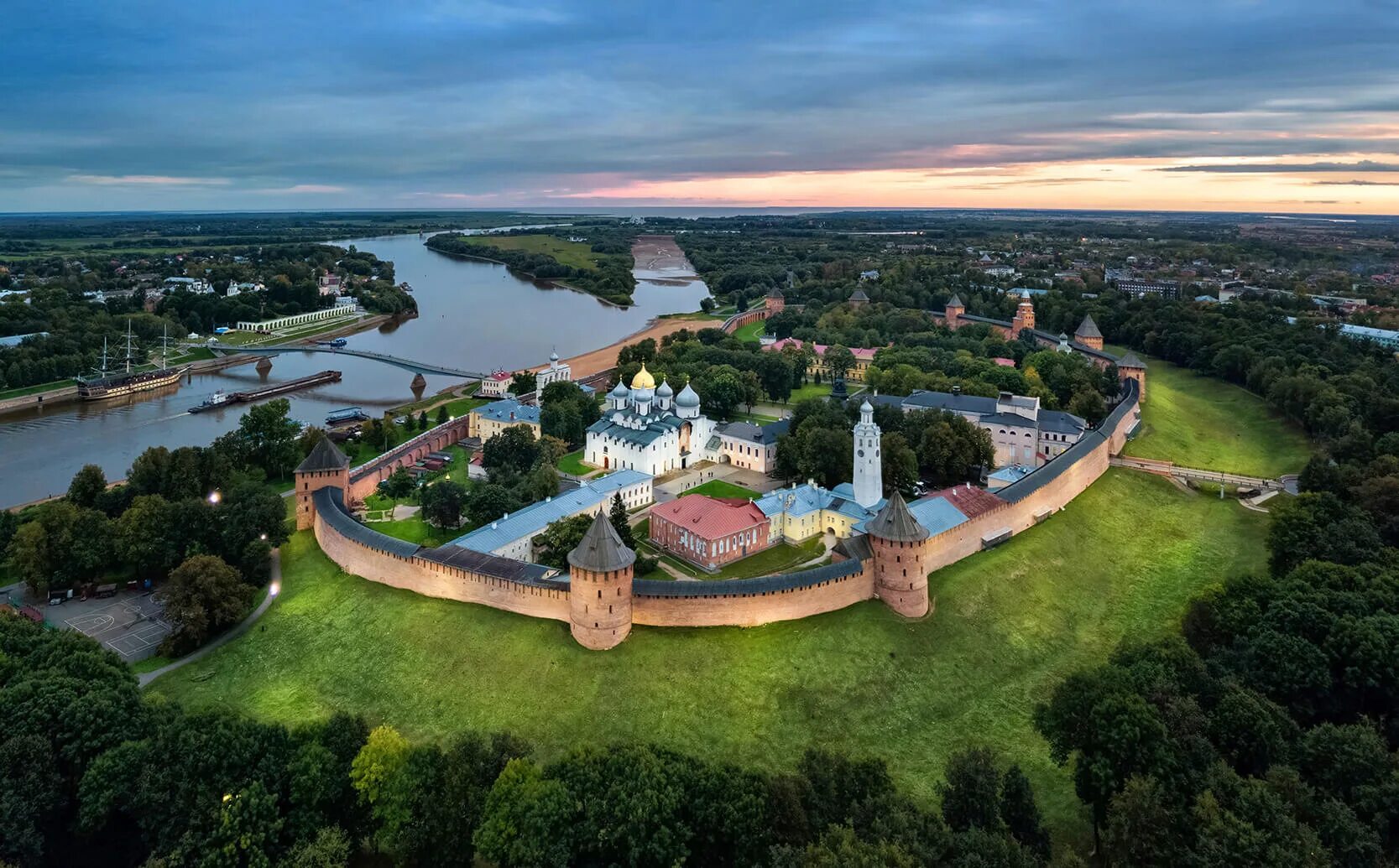 Новгородский Детинец Великий Новгород. Новгородский Кремль Великий Новгород. Крепость Детинец Великий Новгород. Новгородский Кремль Детинец.