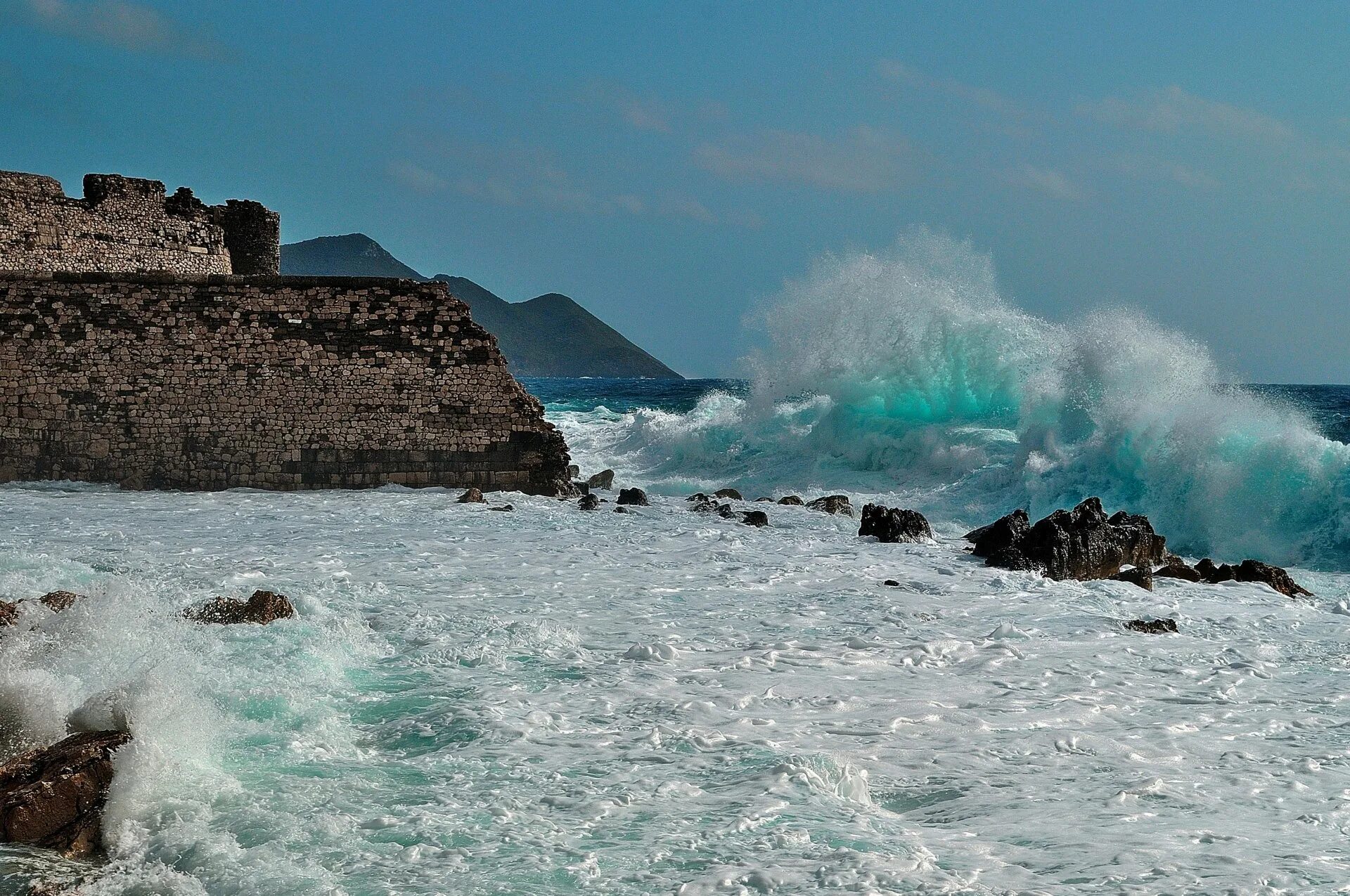 Волны разбиваются о берег. Португалия-скалы шторм. Море скалы шторм Крым. Италия Атлантический океан. Море волны горы Афон.