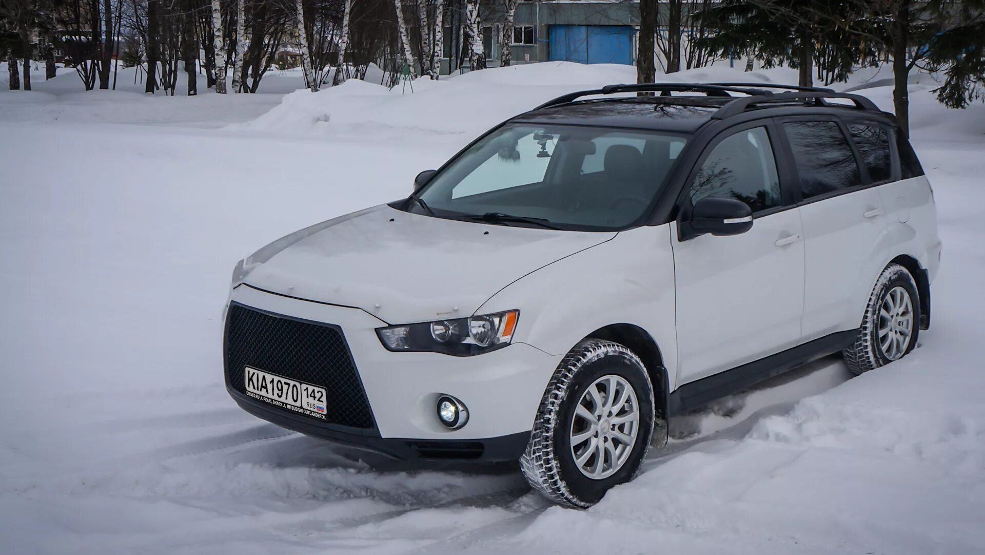 Купить мицубиси в нижнем новгороде. Mitsubishi Outlander XL черная крыша. Outlander XL 2021. Mitsubishi Outlander 3 черная крыша. Белый Митсубиси Аутлендер XL.