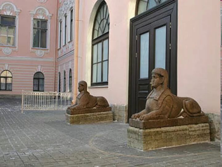Сфинксы у строгановского дворца. Дворец строганова сфинксы. Сыиксы строгановский дворец. Сфинксы в особняке. Сфинкс дворец.
