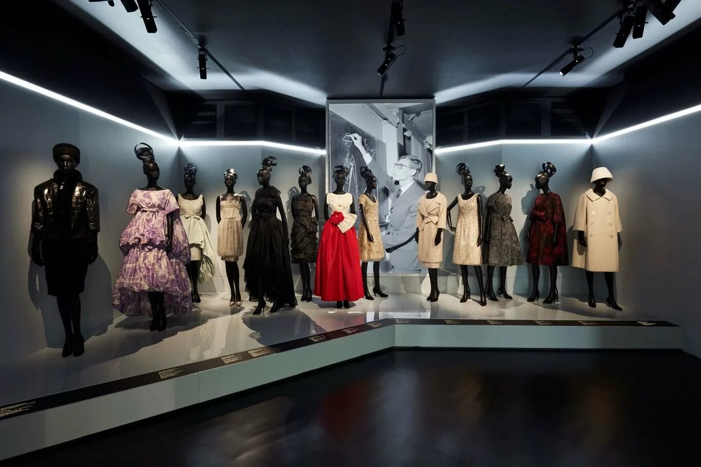 Бутик шанель метрополис. Дом моды шанель в париже. Дому fashion. Дом кристиан диор в париже. Модный дом диор в париже.